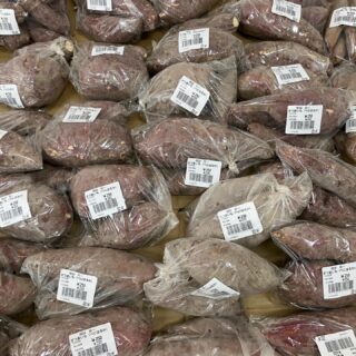 おはようございます
今朝も採れたて新鮮野菜が出荷されました。
だいこん、かぶ、さつまいも、里芋、白菜、春菊、水菜、ほうれん草、ねぎ、柿、渋柿、みかん、ゆず、レモンなどが出荷されました
ご来店をお待ちしております。
なお出荷量には限りがあり、売り切れる場合がございます。ご了承ください。
#農産物直売所#産直#野菜#なごやさい#農産物#野菜販売#地產地消#JA#農協#JA天白信用#天白信用農業協同組合
#さつまいも#だいこん#柿#渋柿#みかん#ブロッコリー#水菜#かぶ#小松菜#ゆず#レモン#チンゲンサイ