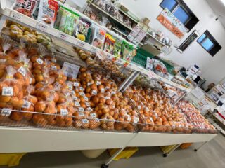 おはようございます☀
今朝も採れたて新鮮野菜が出荷されました☺️
だいこん、かぶ、にんじん、さつまいも、里芋、白菜、春菊、水菜、ほうれん草、ねぎ、柿、渋柿、みかん、ゆず、レモンなどが出荷されました！！
ご来店をお待ちしております✨
なお出荷量には限りがあり、売り切れる場合がございます。ご了承ください。
#農産物直売所#産直#野菜#なごやさい#農産物#野菜販売#地產地消#JA#農協#JA天白信用#天白信用農業協同組合
#さつまいも#だいこん#かぶ♯柿#渋柿#みかん#ブロッコリー#水菜#かぶ#小松菜#ゆず#レモン#チンゲンサイ♯ぶんたん♯にんじん♯きんかん♯干し柿