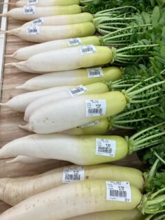 おはようございます🥬

今朝も採れたて新鮮野菜が出荷されました🍊

だいこん、かぶ、さつまいも、白菜、水菜、ほうれん草、ねぎ、チンゲンサイ、小松菜、ブロッコリー、人参、柿、渋柿、みかん、ゆず、レモン、きんかん、干し柿などが出荷されました🍋
ご来店をお待ちしております🙇‍♀️
なお出荷量には限りがあり、売り切れる場合がございます。ご了承ください。
#農産物直売所#産直#野菜#なごやさい#農産物#野菜販売#地產地消#JA#農協#JA天白信用#天白信用農業協同組合
#さつまいも#だいこん#柿#渋柿#みかん#ブロッコリー#水菜#かぶ#小松菜#ゆず#レモン#チンゲンサイ