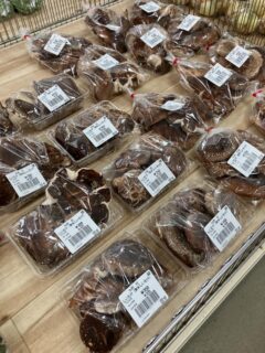 おはようございます🥕

今朝も採れたて新鮮野菜が出荷されました🍊
新玉ねぎ、しいたけ、ほうれん草、ねぎ、ブロッコリー、キャベツ、小松菜、レモン、文旦、八朔、甘夏、セミノール、グレープフルーツなどが出荷されました🥦

ご来店をお待ちしております🙇‍♀️

なお出荷量には限りがあり、売り切れる場合がございます。ご了承ください。
#農産物直売所#産直#野菜#なごやさい#農産物野菜販売地產地消JA農協JA天白信用天白信用農業協同組合
だいこんブロッコリー水菜小松菜レモン文旦はっさく甘夏伊予柑キャベツほうれん草