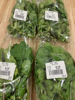 おはようございます🧅

今朝も採れたて新鮮野菜が出荷されました🥬

玉ねぎ、にんにく、スナップエンドウ、絹さやえんどう、グリーンピース、そら豆、レタス、ルッコラ、ゴールデンオレンジ、レモン、八朔、甘夏、セミノールなどが出荷されました🧄

ご来店をお待ちしております🙇‍♀️

⭐️明日５月２日(土曜日)から６日(水曜日)まで、休業となります。ご不便をおかけしますが、宜しくお願いします🙇‍♀️

なお出荷量には限りがあり、売り切れる場合がございます。ご了承ください。

#農産物直売所#産直#野菜#なごやさい#農産物野菜販売地產地消JA農協JA天白信用天白信用農業協同組合
新玉ねぎスナップエンドウさやえんどう実えんどうにんにく