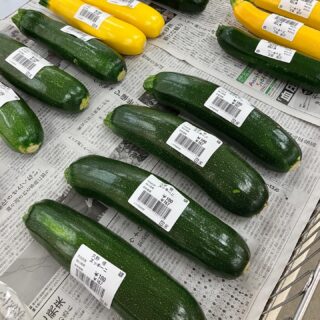 おはようございます🧅

今朝も採れたて新鮮野菜が出荷されました🥬

玉ねぎ、ねぎ、にんにく、スナップエンドウ、グリーンピース、そら豆、レモン、八朔、甘夏、ほうれん草、水菜、などが出荷されました🧄

ご来店をお待ちしております🙇‍♀️

なお出荷量には限りがあり、売り切れる場合がございます。ご了承ください。
#農産物直売所#産直#野菜#なごやさい#農産物野菜販売地產地消JA農協JA天白信用天白信用農業協同組合
新玉ねぎスナップエンドウさやえんどう実えんどうにんにく