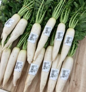 ・
おはようございます🧅

今朝も採れたて新鮮野菜が出荷されました🥬

だいこん、梅、玉ねぎ、にんにく、スナップエンドウ、そら豆、水菜、バジル、ズッキーニ、ケール、レモン、八朔、甘夏、マイヤーレモンなどが出荷されました🧄

ご来店をお待ちしております🙇‍♀️

なお出荷量には限りがあり、売り切れる場合がございます。ご了承ください。
#農産物直売所#産直#野菜#なごやさい#農産物野菜販売地產地消JA農協JA天白信用天白信用農業協同組合
新玉ねぎスナップエンドウさやえんどう実えんどうにんにく