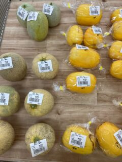 .
おはようございます🧅

今朝も採れたて新鮮野菜が出荷されました🥬

玉ねぎ、ねぎ、にんにく、なす、ピーマン、ミニトマト、きゅうり、いんげん、大葉、ささげ、かぼちゃ、ゴーヤ、ズッキーニ、じゃがいも、オクラ、ニラ、甘長とうがらし、スイカ、メロン、キナウリ、つるむらさき、エンサイなどが出荷されました🧄

ご来店をお待ちしております🙇‍♀️

なお出荷量には限りがあり、売り切れる場合がございます。ご了承ください。
#産直#なごやさい#JA天白信用