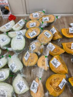 .
おはようございます☀️

今朝も採れたて新鮮野菜が出荷されました☺️🍆🥒

なす、きゅうり、ゴーヤ、オクラ、エンサイ、青シソ、イチジク、スイカ、トマト、ミニトマト、かぼちゃ、ささげ、ピーマン、甘長とうがらし、つるむらさき、じゃがいもなどが出荷されました✨

ご来店をお待ちしております🙇‍♀️

なお出荷量には限りがあり、売り切れる場合がございます。ご了承ください。
#産直#なごやさい#JA天白信用#ナス #きゅうり
