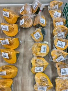 .
おはようございます☀️

今朝も採れたて新鮮野菜が出荷されました☺️🍆🥒

なす、きゅうり、スイカ、ミニトマト、かぼちゃ、ささげ、ピーマン、甘長とうがらし、つるむらさき、じゃがいも、オクラなどが出荷されました✨

ご来店をお待ちしております🙇‍♀️

なお出荷量には限りがあり、売り切れる場合がございます。ご了承ください。
#産直#なごやさい#JA天白信用#ナス #きゅうり