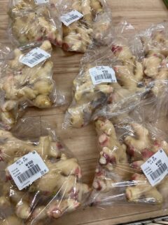 おはようございます☀️

今朝も採れたて新鮮野菜が出荷されました☺️🍆🥒

なす、かぼちゃ、ささげ、ピーマン、甘長とうがらし、つるむらさき、じゃがいも、ゴーヤ、栗、生花などが出荷されました✨

ご来店をお待ちしております🙇‍♀️

なお出荷量には限りがあり、売り切れる場合がございます。ご了承ください。
#産直#なごやさい#JA天白信用#ナス #きゅうり