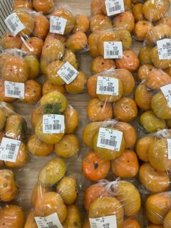 .
おはようございます🥕
今朝も採れたて新鮮野菜が出荷されました☺️🍆🥒

なす、きゅうり、かぼちゃ、ささげ、ピーマン、甘長とうがらし、つるむらさき、ゴーヤ、オクラ、モロヘイヤ、冬瓜、さつまいも、柿などが出荷されました✨

ご来店をお待ちしております🙇‍♀️

なお出荷量には限りがあり、売り切れる場合がございます。ご了承ください。
#産直#なごやさい#JA天白信用#ナス #きゅうり