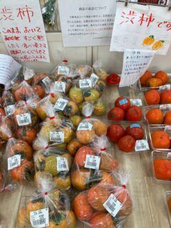 おはようございます☀️

今朝も採れたて新鮮野菜が出荷されました☺️🍆🥒

渋柿、かき、みかん、柑橘類、なす、ピーマン、甘長とうがらし、さつまいも、つるむらさき、オクラ、小松菜、里芋、生花などが出荷されました✨

ご来店をお待ちしております🙇‍♀️

なお出荷量には限りがあり、売り切れる場合がございます。ご了承ください。
#産直#なごやさい#JA天白信用#ナス #きゅうり